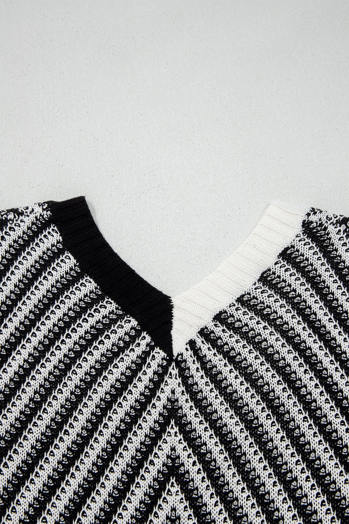 Chevron Contrast V-Neck Sleeveless Sweater Top