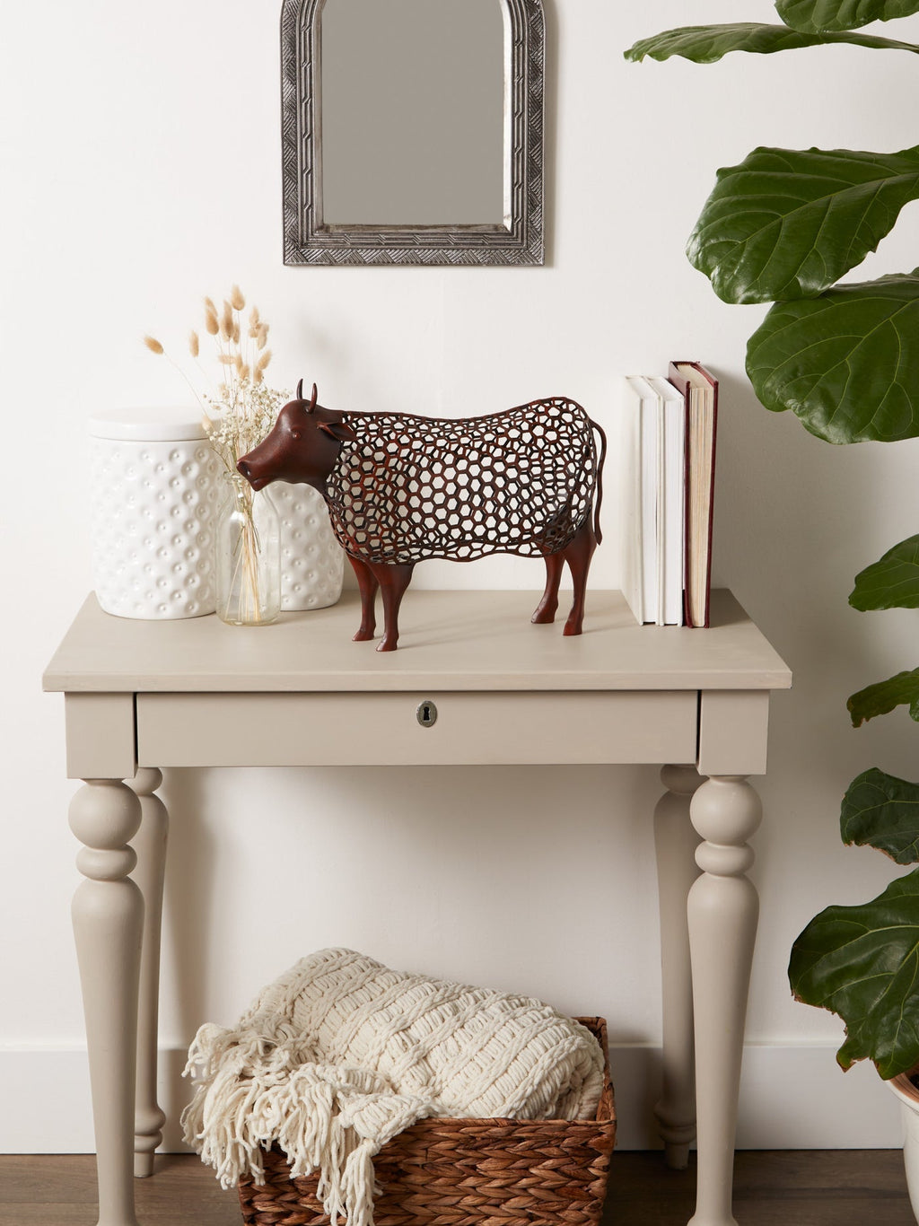 CHICKEN WIRE COW SCULPTURE