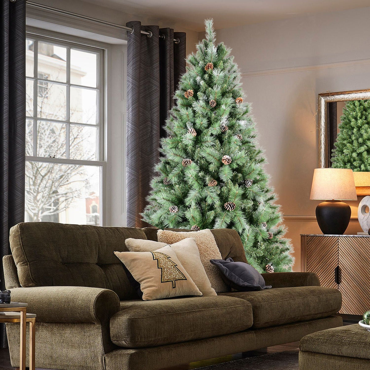 7FT Christmas Tree with 82 Pine Cones